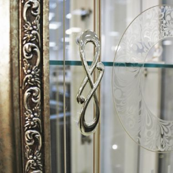 Витрина 3-х дверная Версаль, Орех