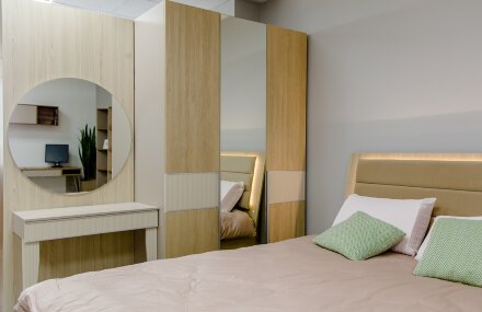 Шкаф трехдверный с зеркалом Беатрис 